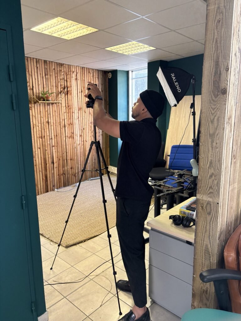 Reglage d'une camera sur trepied avant un tournage