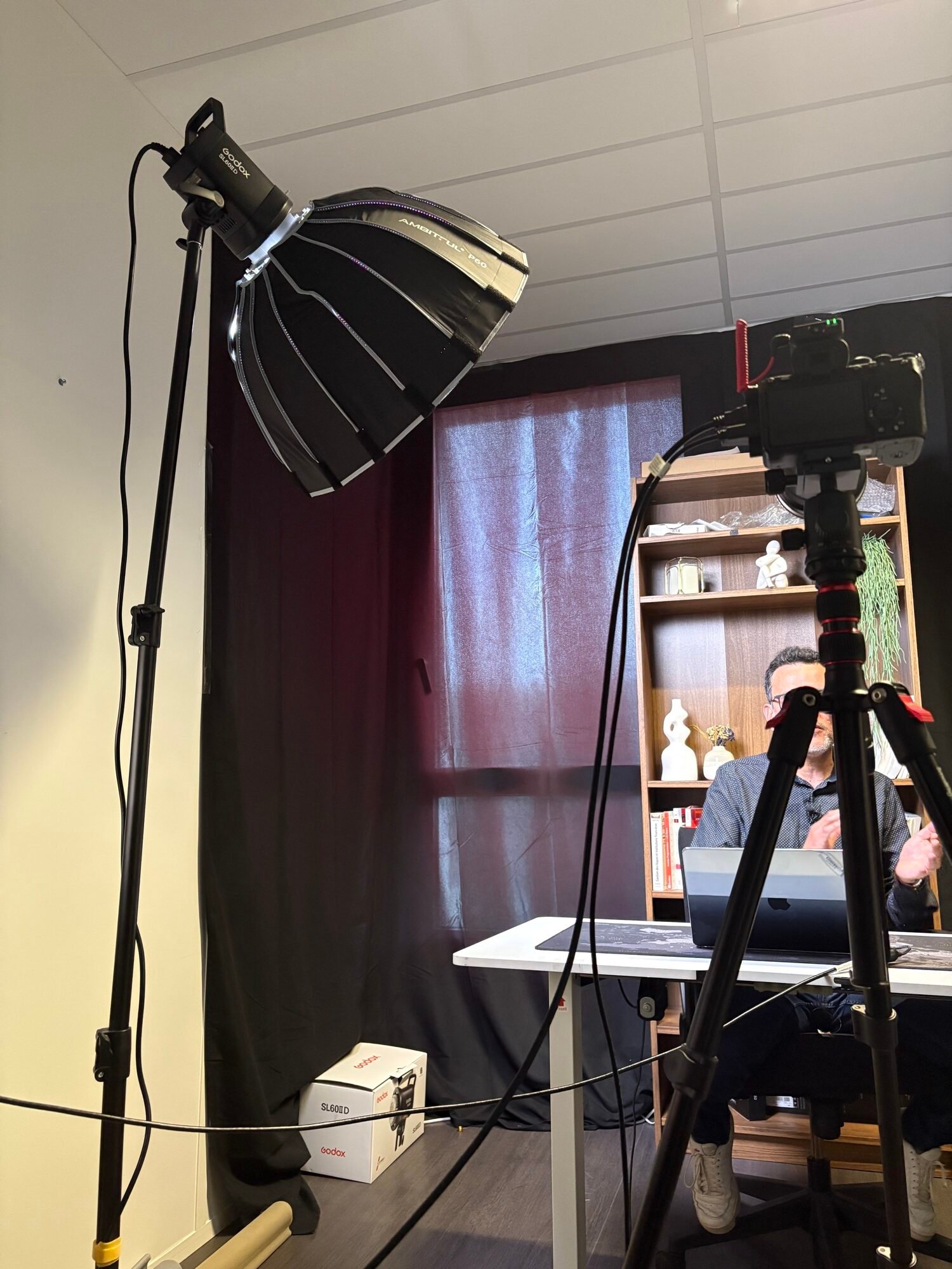 Boite a lumiere et camera sur trepied installees pour un tournage
